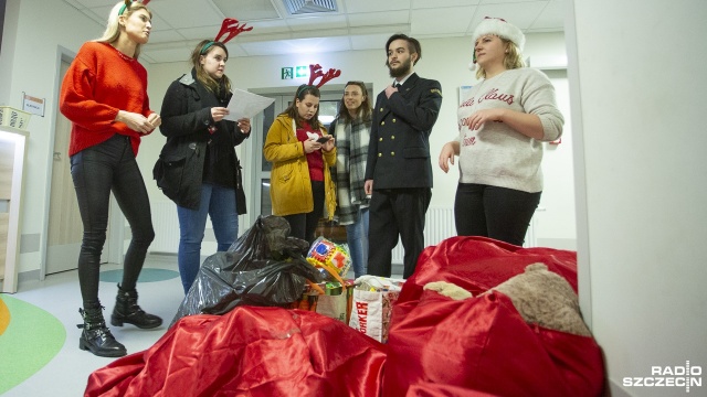 Studenci medycyny rozdawali prezenty dzieciom, które święta spędzą w szpitalu w Zdrojach.