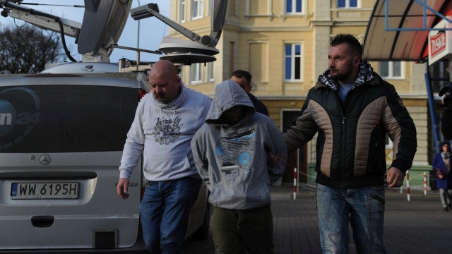 17-latek z Kołobrzegu usłyszał zarzut zabójstwa. Policjanci do prokuratury doprowadzili Adriana W. w środę rano. O godzinie 11:00 w kajdankach opuścił budynek.