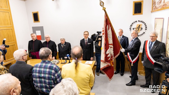 Sztandar szczecińskiego Duszpasterstwa Ludzi Pracy został w środę uroczyście przekazany do Archiwum Państwowego w Szczecinie.