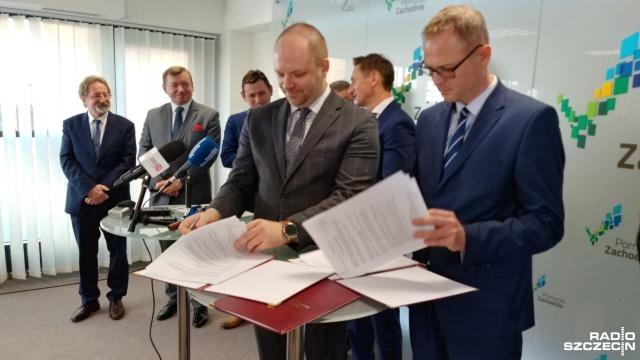 Będzie miała około pięciu kilometrów i wyprowadzi ruch tranzytowy poza centrum miasta. Umowę na zbudowanie obwodnicy Gryfic podpisano w środę w Szczecinie.
