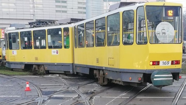 Częściowo zablokowany był przejazd przez Plac Rodła w Szczecinie. Wykoleił się tramwaj linii nr 12 jadący w kierunku Niebuszewa.