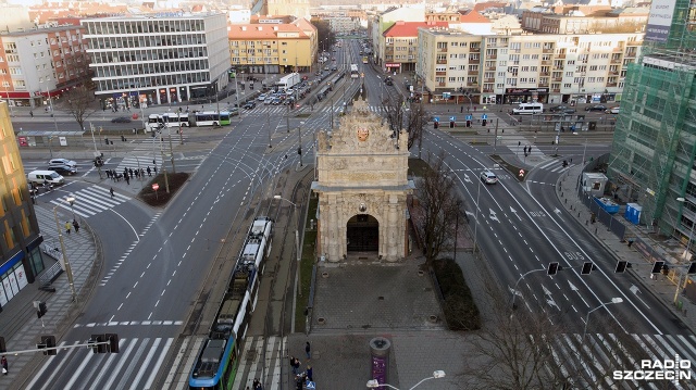 W piątek na Bramie Portowej obowiązuje nowa organizacja ruchu. Przystanek autobusowy w tamtej okolicy został przeniesiony na ulicę 3 Maja na wysokości biurowca Posejdon.