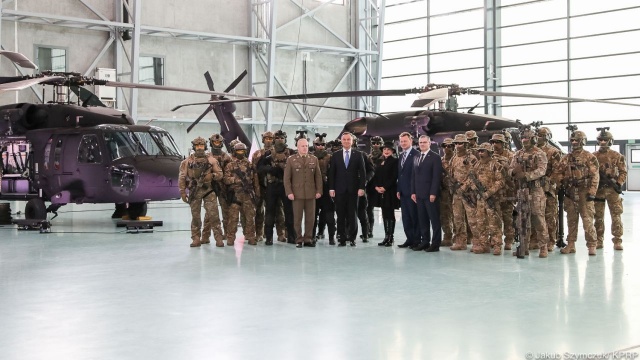 Cztery amerykańskie śmigłowce S-70i Black Hawk trafiły do Wojsk Specjalnych. Uroczystość symbolicznego przekazania maszyn odbyła się w 1. Bazie Lotnictwa Transportowego na wojskowym Okęciu.