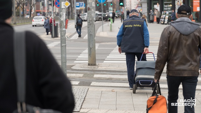 To już ostatni dzwonek, żeby wysłać świąteczne życzenia na tradycyjnej kartce pocztowej. Spóźnialscy muszą się liczyć z tym, że listonosz nie zdąży dostarczyć przesyłki na czas ze względu na skrócone godziny pracy pocztowców w okresie świątecznym.