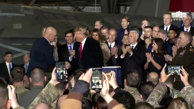 Prezydent Donald Trump podpisał budżet obronny Stanów Zjednoczonych na 2020 rok. Dokument przewiduje wzrost wydatków wojskowych USA, wsparcie militarne dla Ukrainy oraz sankcje na Nord Stream 2.
