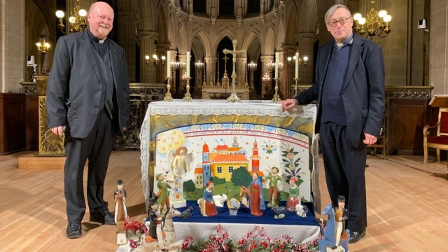 Wierni parafii Notre Dame w Paryżu otrzymali ze Szwecji nietypowy, świąteczny prezent. Katolicka diecezja w Sztokholmie podarowała im bożonarodzeniową szwedzką szopkę.