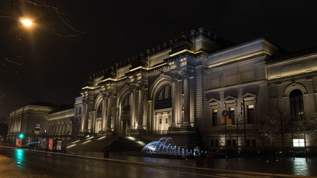 Dla nowojorczyków okres świąt to czas odwiedzania muzeów. Tłumy ludzi stoją w kolejce przed Metropolitan Museum, aby zobaczyć najsłynniejszą, barokową, nowojorską choinkę.