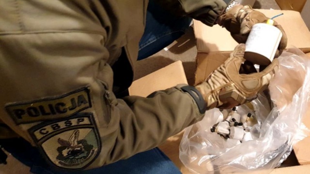Policja uderzyła w nielegalny handel materiałami wybuchowymi. Funkcjonariusze z Centralnego Biura Śledczego Policji zabezpieczyli ponad 13 tysięcy petard, zestawów pirotechnicznych, a także broń oraz amunicję.