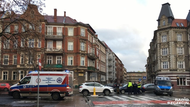 Kolizja na skrzyżowaniu ul. Mazurskiej z al. Jana Pawła II w Szczecinie. Do zderzenia dwóch samochodów doszło po godz. 14. Jeszcze o godz. 15 były tam niewielkie utrudnienia w ruchu. Na miejscu pracują policjanci.