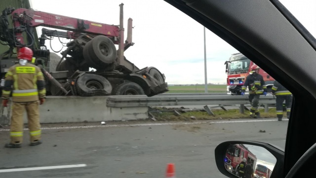 Na trasie S3 przy Węźle Pyrzyce, kierujący tirem uderzył w przęsło wiaduktu.