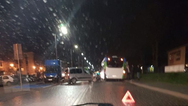 Uwaga kierowcy. Są kłopoty z przejazdem ulicą Cukrową. Dzwonią do nas słuchacze Radia Szczecin.