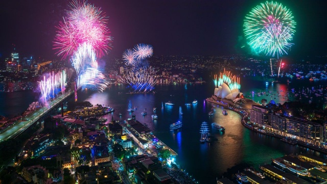 Mieszkańcy Australii powitali nowy, 2020 rok. Tegoroczny Sylwester zdominowały ekstremalne warunki pogodowe i całkowity zakaz używania fajerwerków ze względu na pożary buszu.