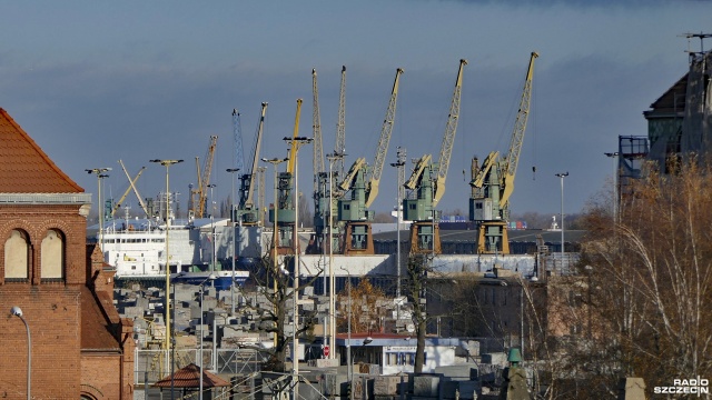 Masowiec z Hongkongu wypełniony cynkiem utknął w szczecińskim porcie. Towar miał trafić do huty w Polsce.