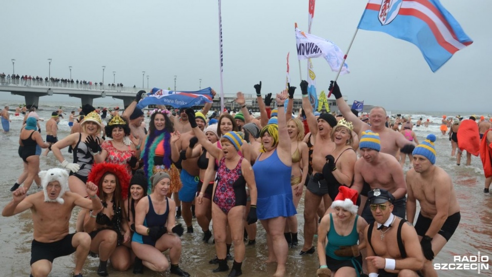 Około 1200 osób weszło do morza w Kołobrzegu. Na plaży odbył się Światowy Festiwal Morsowania. Fot. Przemysław Polanin [Radio Szczecin]