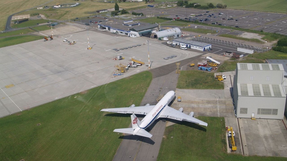Około 150 ciężarówek wyjedzie w poniedziałek w godzinach porannego szczytu na drogi w okolicach portu Dover i zaparkuje na terenie zamkniętego lotniska Manston. źródło: https://en.wikipedia.org/wiki/Manston_Airport