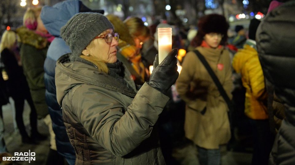 Około dwóch tysięcy osób zebrało się na szczecińskim Placu Solidarności na manifestacji przeciwko nienawiści i przemocy. Fot. Łukasz Szełemej [Radio Szczecin]