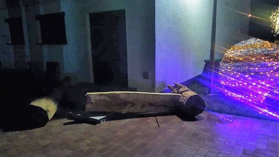 Mężczyzna uszkodził ozdobną, rzeźbioną ławkę z orłami, na placu piknikowym w Przytorze Łunowie. Fot. www.facebook.com/PrezydentSwinoujscia