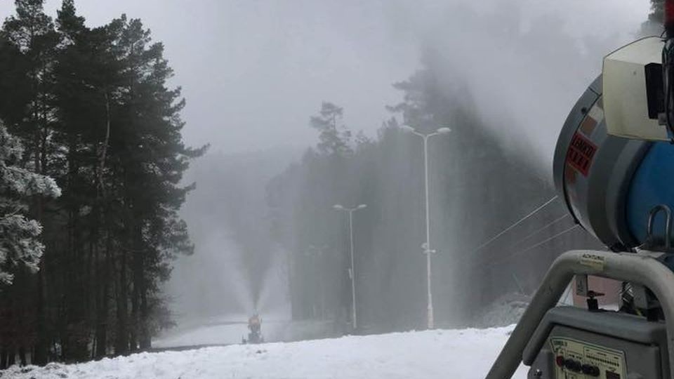 Jeśli wszystko pójdzie zgodnie z planem, to na nartach albo desce snowboardowej będzie można pojeździć za kilka dni. Fot. www.facebook.com/Szczecińska Gubałówka