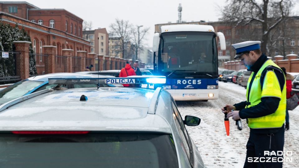 Kontrole autokarów są prowadzone m.in. przy ul. Sambora w Szczecinie. Fot. Robert Stachnik [Radio Szczecin]