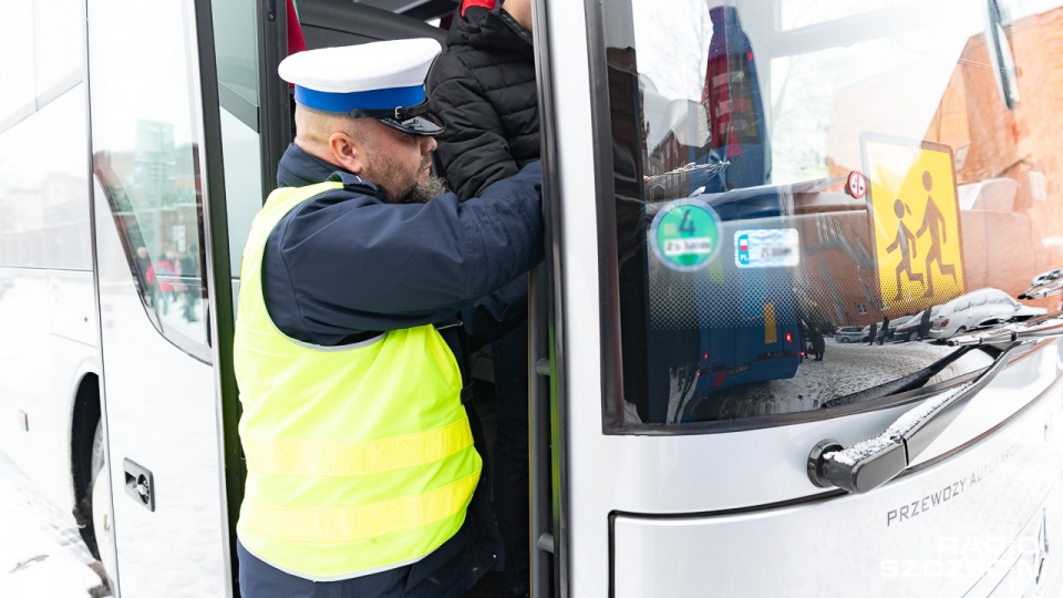 Kontrole autokarów są prowadzone m.in. przy ul. Sambora w Szczecinie. Fot. Robert Stachnik [Radio Szczecin]