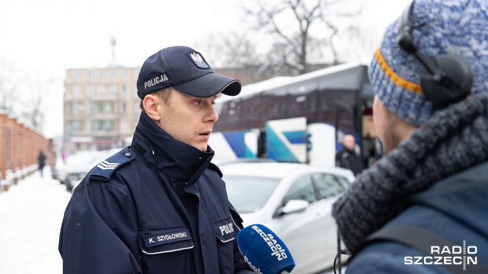 Kontrole autokarów są prowadzone m.in. przy ul. Sambora w Szczecinie. Fot. Robert Stachnik [Radio Szczecin]