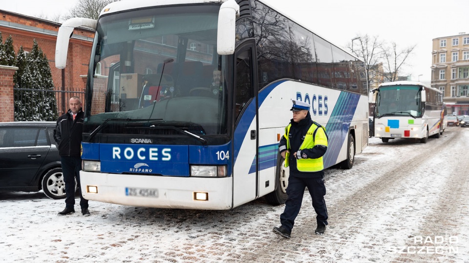 Kontrole autokarów są prowadzone m.in. przy ul. Sambora w Szczecinie. Fot. Robert Stachnik [Radio Szczecin]
