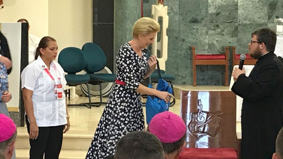 Małżonka prezydenta Agata Kornhauser-Duda otrzymała plecak pielgrzyma. Fot. Archiwum prywatne