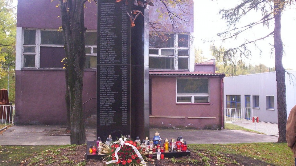 Pomnik upamiętniający zmarłych w katastrofie MTK. źródło: https://pl.wikipedia.org/wiki/Katastrofa_budowlana_na_%C5%9Al%C4%85sku_(2006)