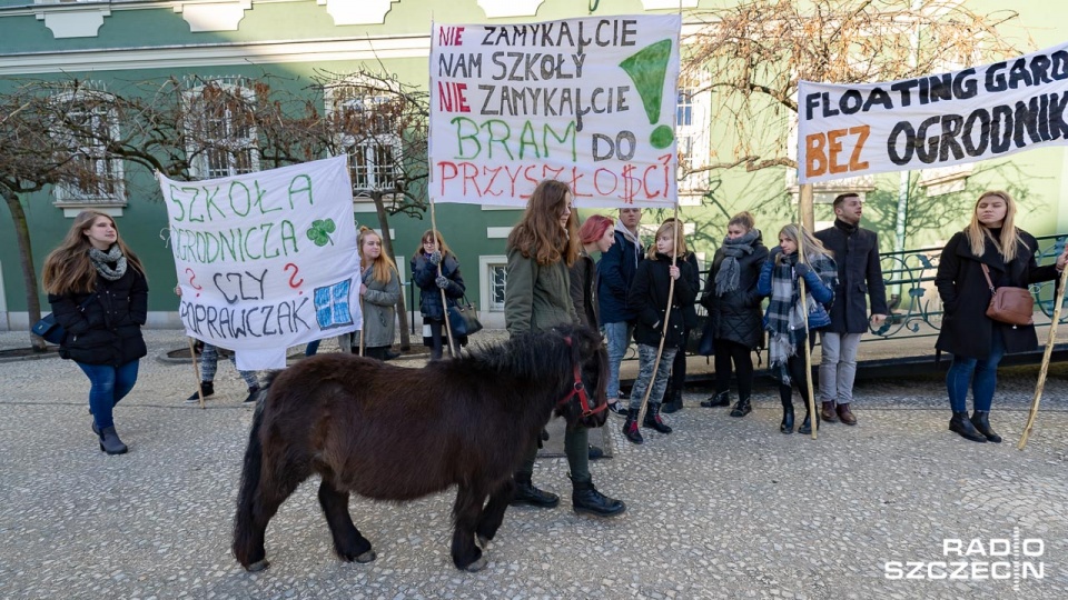 Protest rodziców i uczniów z Centrum Edukacji Ogrodniczej w Zdrojach. Fot. Robert Stachnik [Radio Szczecin]