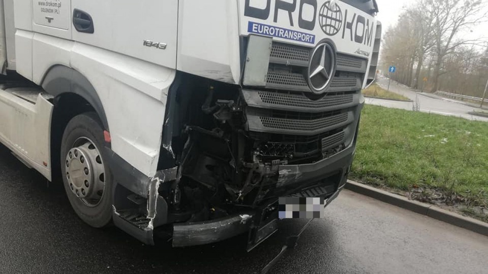 Wypadek na ul. Przestrzennej. Fot. Facebook Grupa Suszą! Szczecin / Artur Wiatrowski