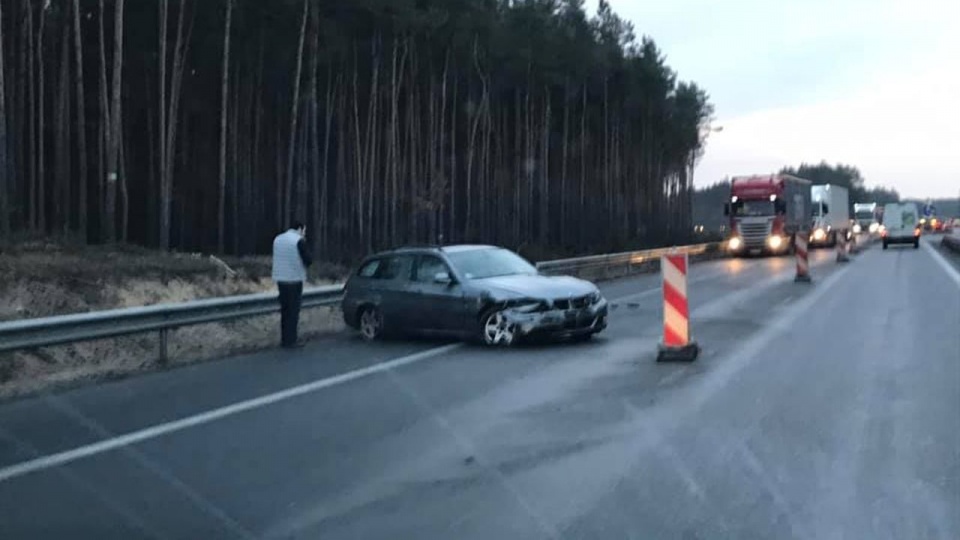 Auto uderzyło w barierkę na autostradzie A6. Fot. Facebook Grupa Suszą! Szczecin / Mateusz Tołoczko