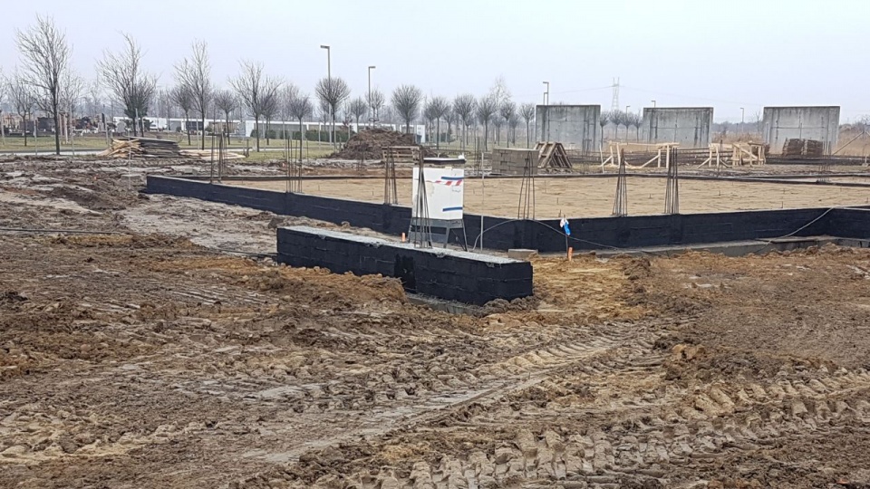 Są już gotowe fundamenty, zrobiono też większość przyłączy - trwa budowa kaplicy na Cmentarzu Zachodnim przy ul. Bronowickiej w Szczecinie. Fot. ZUK
