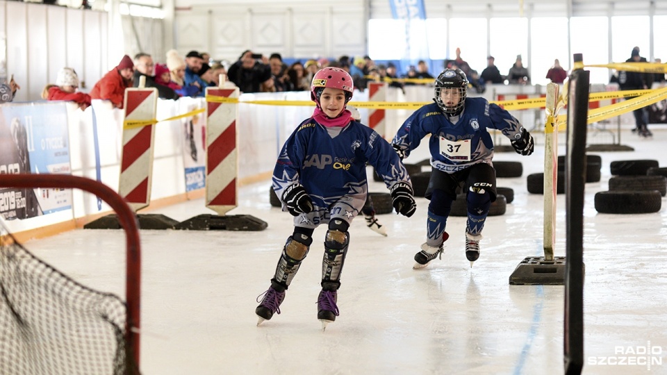 Na lodowisku obok hali Netto Arena w Szczecinie odbyła się impreza o nazwie Ice Rocket. Był to wyścig typu "ice cross". Fot. Kamila Kozioł [Radio Szczecin]