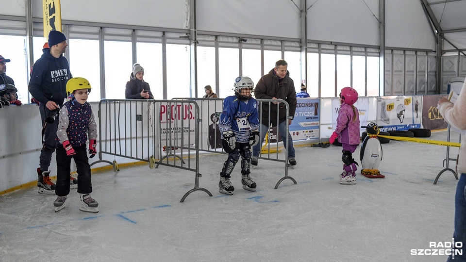Na lodowisku obok hali Netto Arena w Szczecinie odbyła się impreza o nazwie Ice Rocket. Był to wyścig typu "ice cross". Fot. Kamila Kozioł [Radio Szczecin]