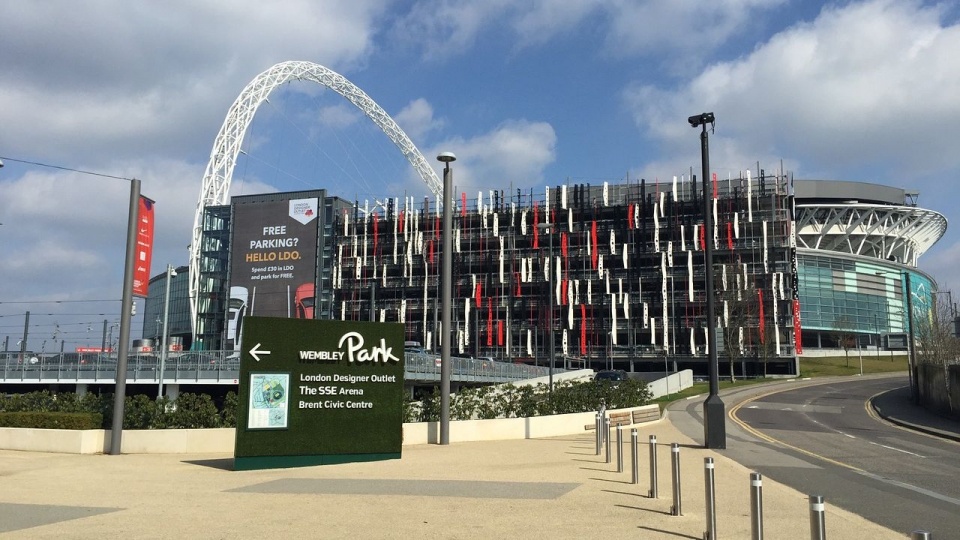 Stadion Wembley w Londynie, gdzie odbywają się m.in. mecze finałowe Pucharu Anglii i Pucharu Ligi Angielskiej. Fot. pixabay.com / Aundrup (CC0 domena publiczna)