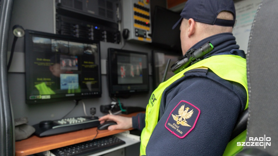 W mobilnym samochodzie Straży Ochrony Kolei zamontowano 10 kamer, w tym termowizyjną do działań w nocy. Fot. Robert Stachnik [Radio Szczecin]