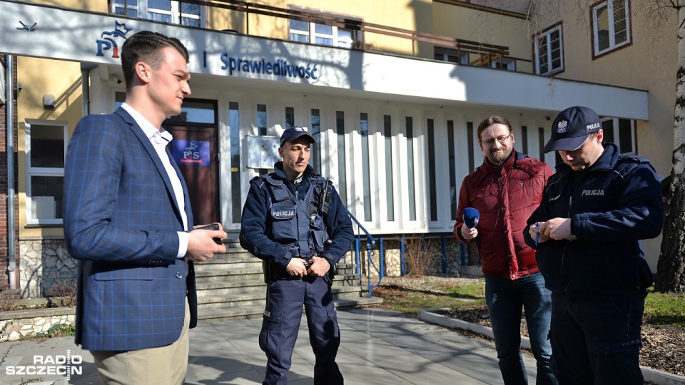 Młodzi Demokraci oburzyli się, że na siedzibie PiS nie wisi unijna flaga, zaprosili dziennikarzy, przynieśli drabinę i mimo protestów chcieli ją zawiesić. Fot. Łukasz Szełemej [Radio Szczecin]