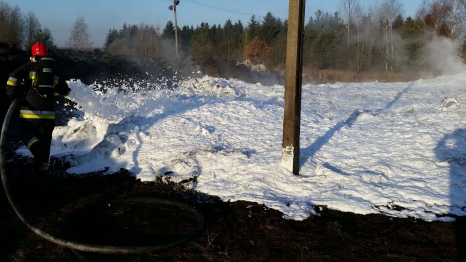 Spaleniu uległo około 250 metrów kwadratowych składu opon. Fot. PPSP Wałcz