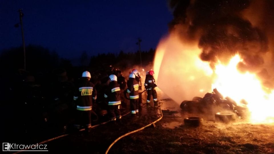 Spaleniu uległo około 250 metrów kwadratowych składu opon. Fot. PPSP Wałcz