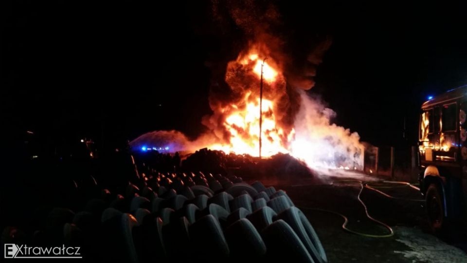 Spaleniu uległo około 250 metrów kwadratowych składu opon. Fot. PPSP Wałcz
