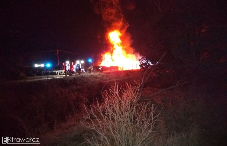 Spaleniu uległo około 250 metrów kwadratowych składu opon. Fot. PPSP Wałcz