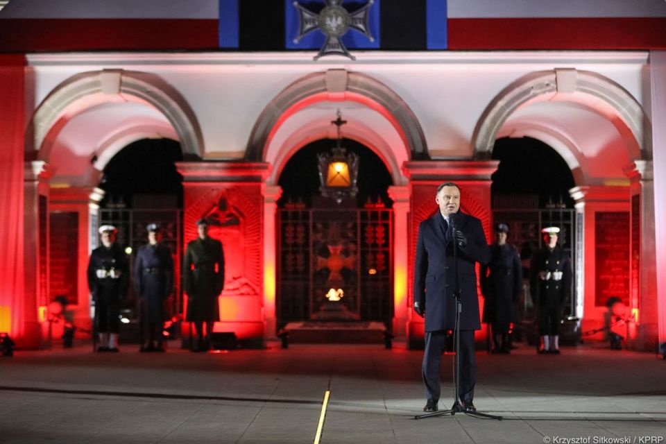 Z udziałem m.in. prezydenta, premiera i szefa MON wieczorem odbył się uroczysty Apel Pamięci na Placu Marszałka Józefa Piłsudskiego w Warszawie. Fot. twitter.com/prezydentpl