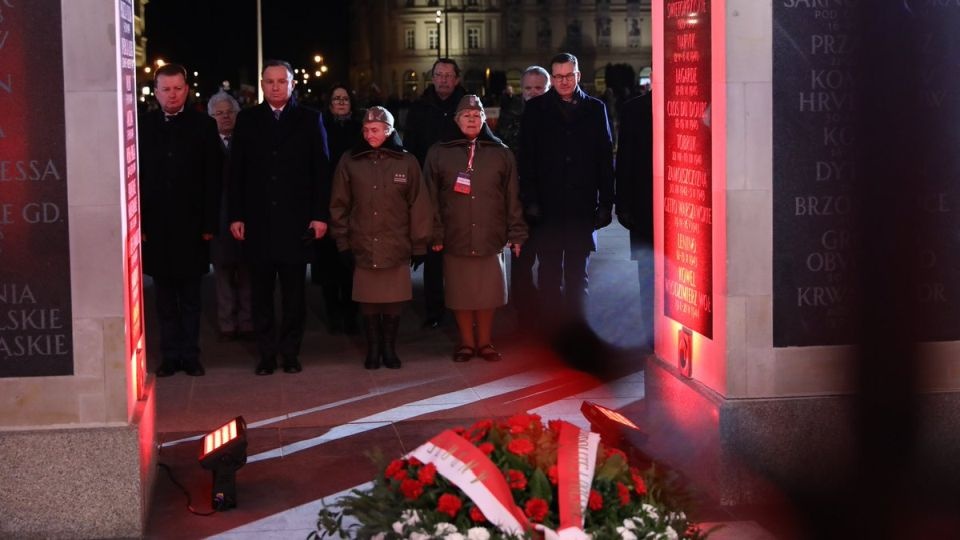 Z udziałem m.in. prezydenta, premiera i szefa MON wieczorem odbył się uroczysty Apel Pamięci na Placu Marszałka Józefa Piłsudskiego w Warszawie. Fot. twitter.com/PremierRP