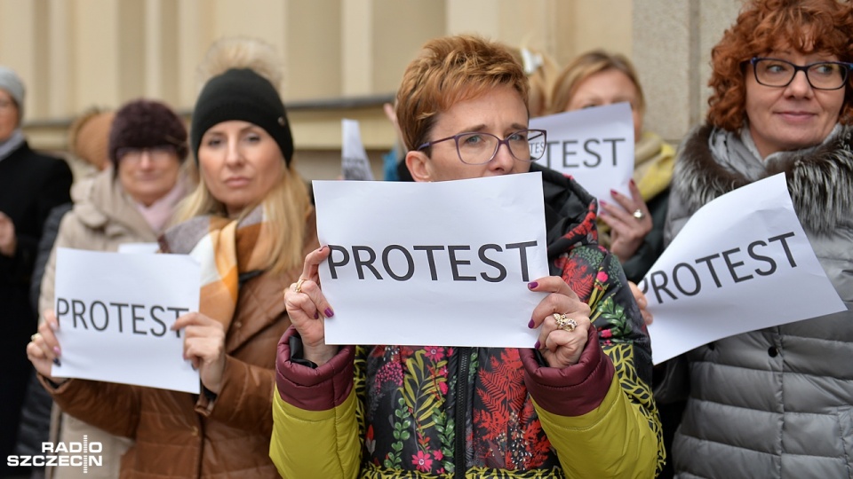 Kilkadziesiąt osób, które nie pojechało do stolicy, wyszło przed budynek Wojewódzkiego Sądu Administracyjnego w Szczecinie przy ul. Staromłyńskiej. Fot. Łukasz Szełemej [Radio Szczecin]