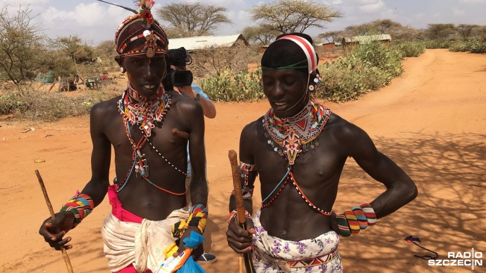 Wamba to teren plemion Samburu na zdjęciu wojownicy tego plemienia. Fot. Tomasz Duklanowski [Radio Szczecin]