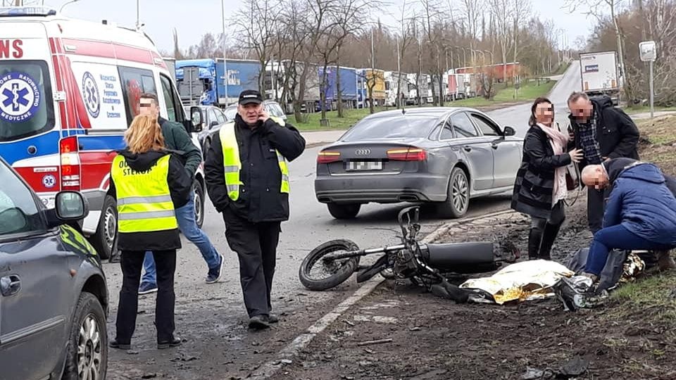 Jedna osoba została ranna w wyniku zderzenia samochodu osobowego z motorowerzystą. Fot. Andrzej Tatys