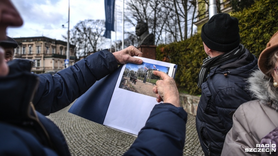 Grupa kilkunastu mieszkańców wraz z przedstawicielem miasta odwiedziła proponowane przez urzędników lokalizacje pomnika Piłsudskiego. Fot. Kamila Kozioł [Radio Szczecin]