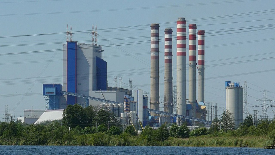 Elektrownia węglowa Pątnów w Koninie. Źródło: wikipedia.org/wiki/Plik:Elektrownia_Pątnów.jpg