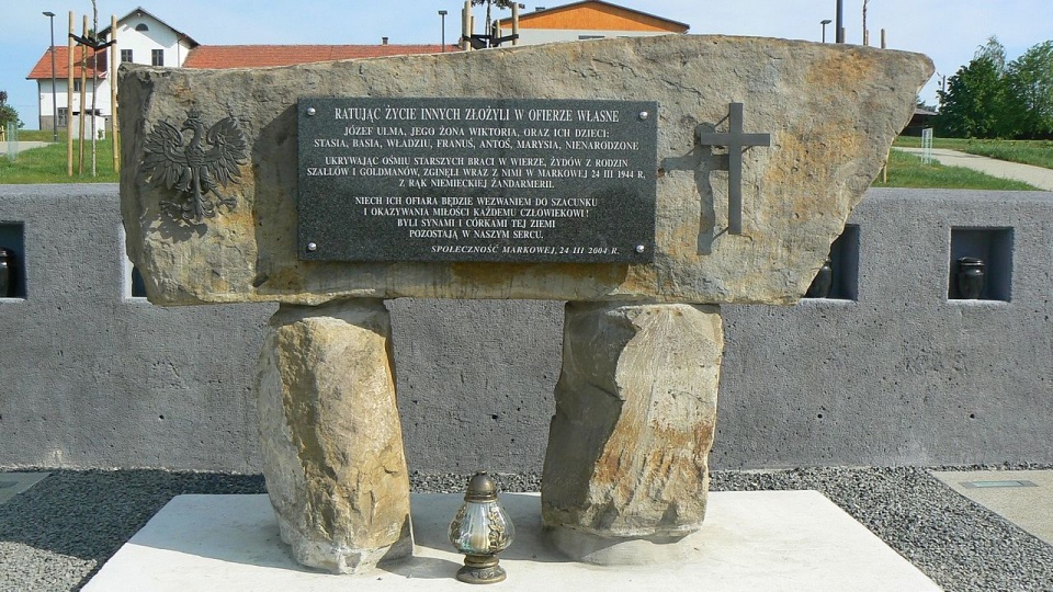 Pomnik w Markowej poświęcony ofiarom zbrodni. Fot. www.wikipedia.org / Jarosław Góralczyk