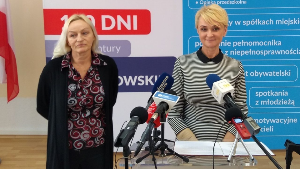 W czwartek prezydent Kołobrzegu Anna Mieczkowska oficjalnie zaprezentowała Beatę Schellner (z lewej) jako osobę odpowiedzialną za walkę z dyskryminacją. Fot. Przemysław Polanin [Radio Szczecin]